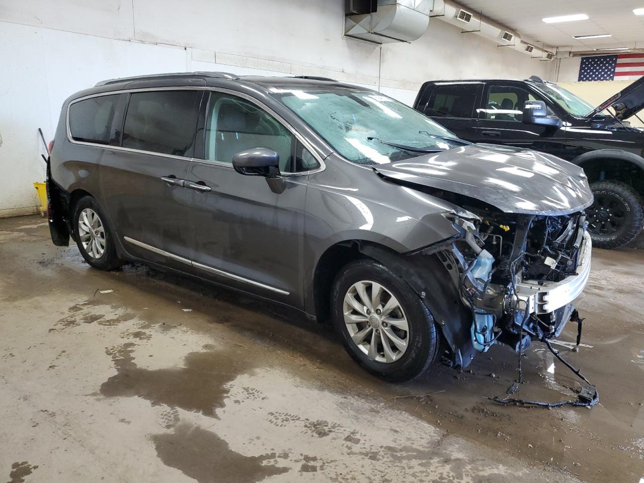2018 Chrysler Pacifica VIN 2C4RC1BG0JR211348 Copart auction photo, front end / side damage thumbnail 4