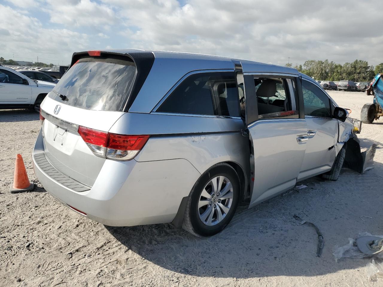 2015 Honda Odyssey VIN 5FNRL5H48FB058628 Copart auction photo, rollover damage thumbnail 3