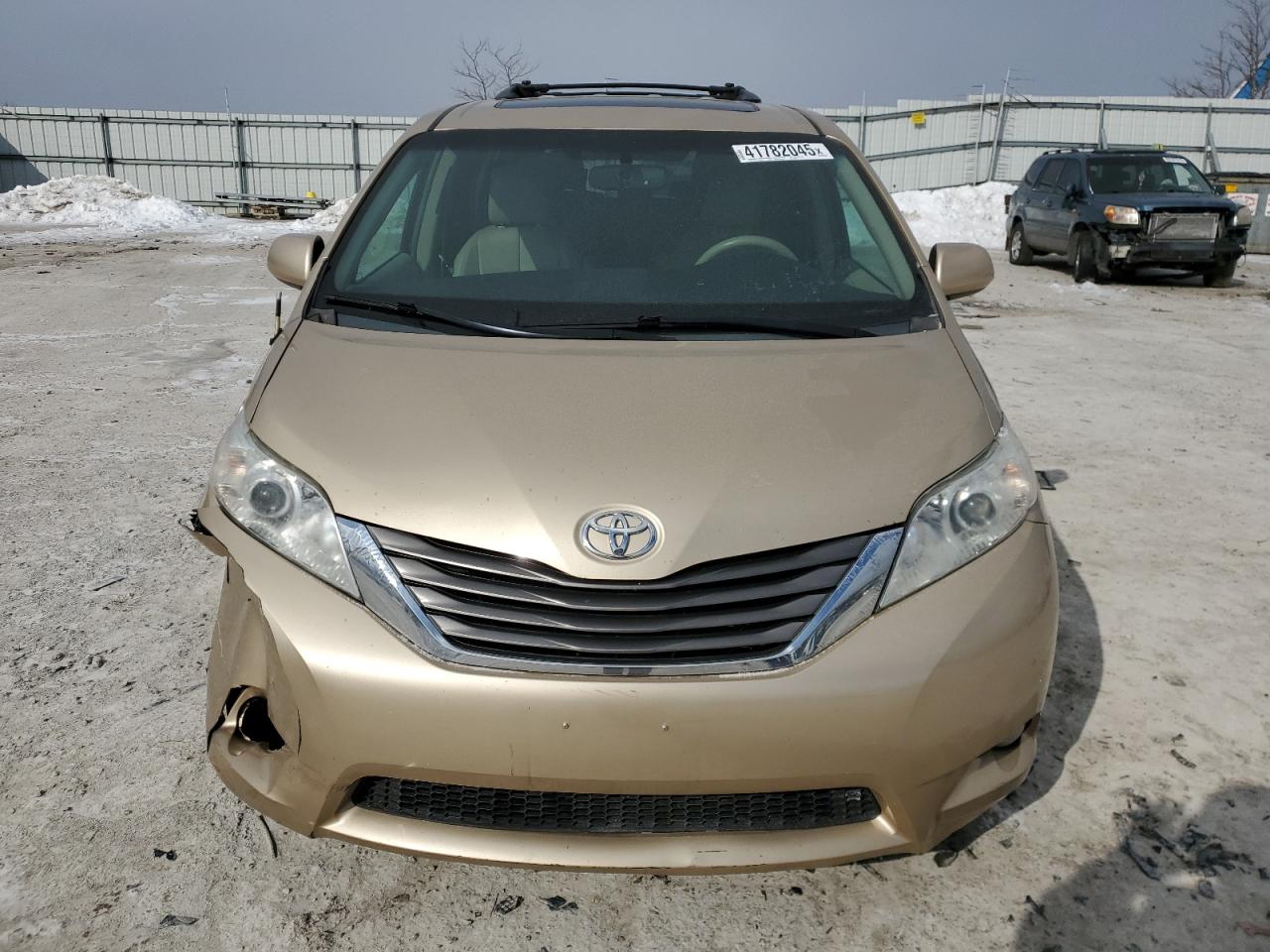 2011 Toyota Sienna VIN 5TDDK3DC4BS003923 Copart auction photo, front end / minor dent/scratches damage thumbnail 5