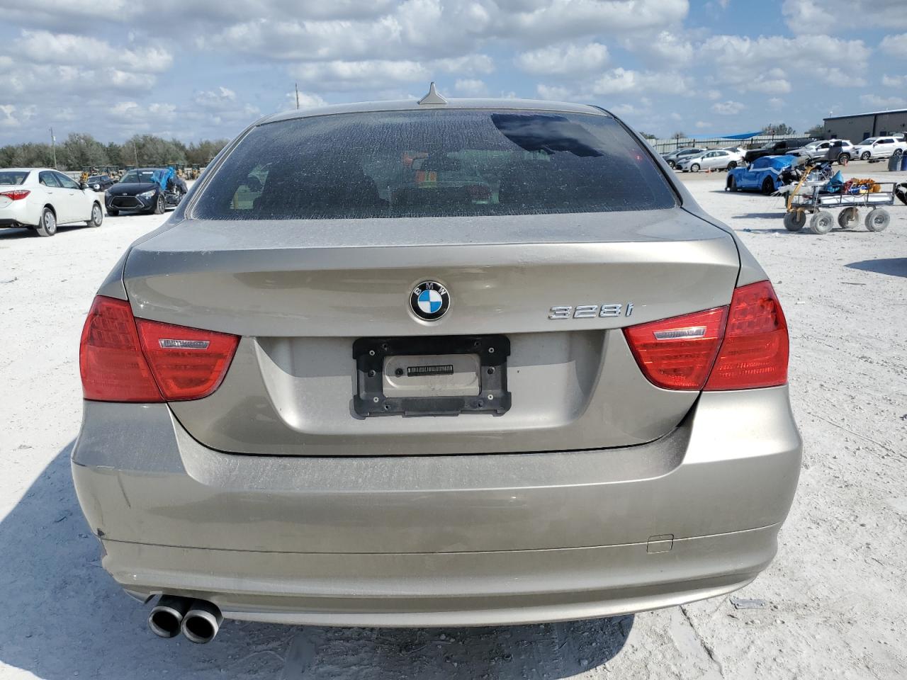2011 BMW 3er VIN WBAPH7G51BNM57338 Copart auction photo, front end damage thumbnail 6