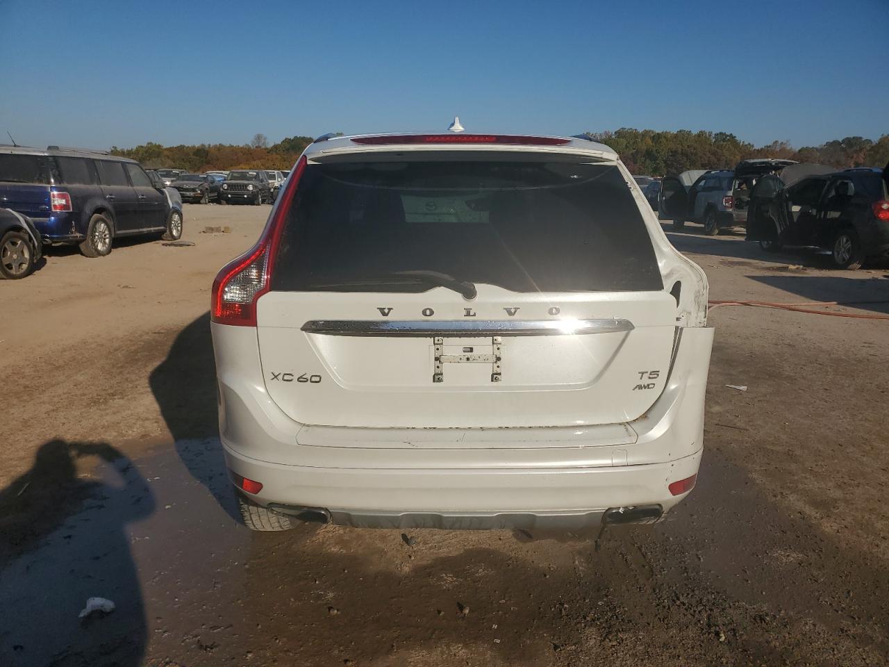2016 Volvo XC60 VIN YV4612RK1G2783686 Copart auction photo, rear end / minor dent/scratches damage thumbnail 6
