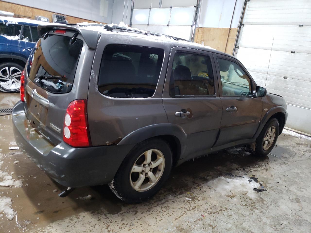2006 Mazda Tribute VIN 4F2YZ92Z76KM27049 Copart auction photo, front end / minor dent/scratches damage thumbnail 3