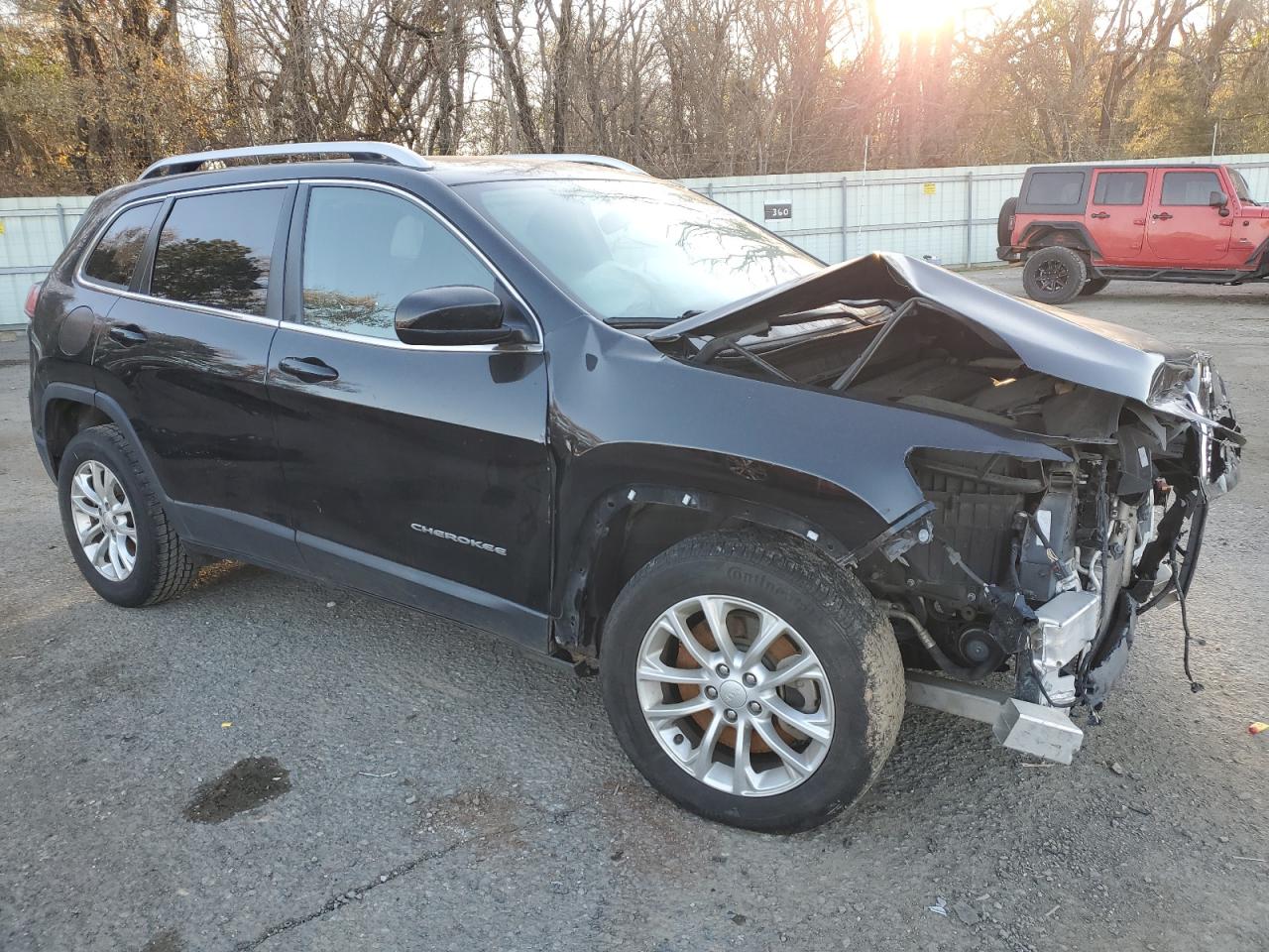 2019 Jeep Grand Cherokee VIN 1C4PJLCB5KD203696 Copart auction photo, front end / minor dent/scratches damage thumbnail 4