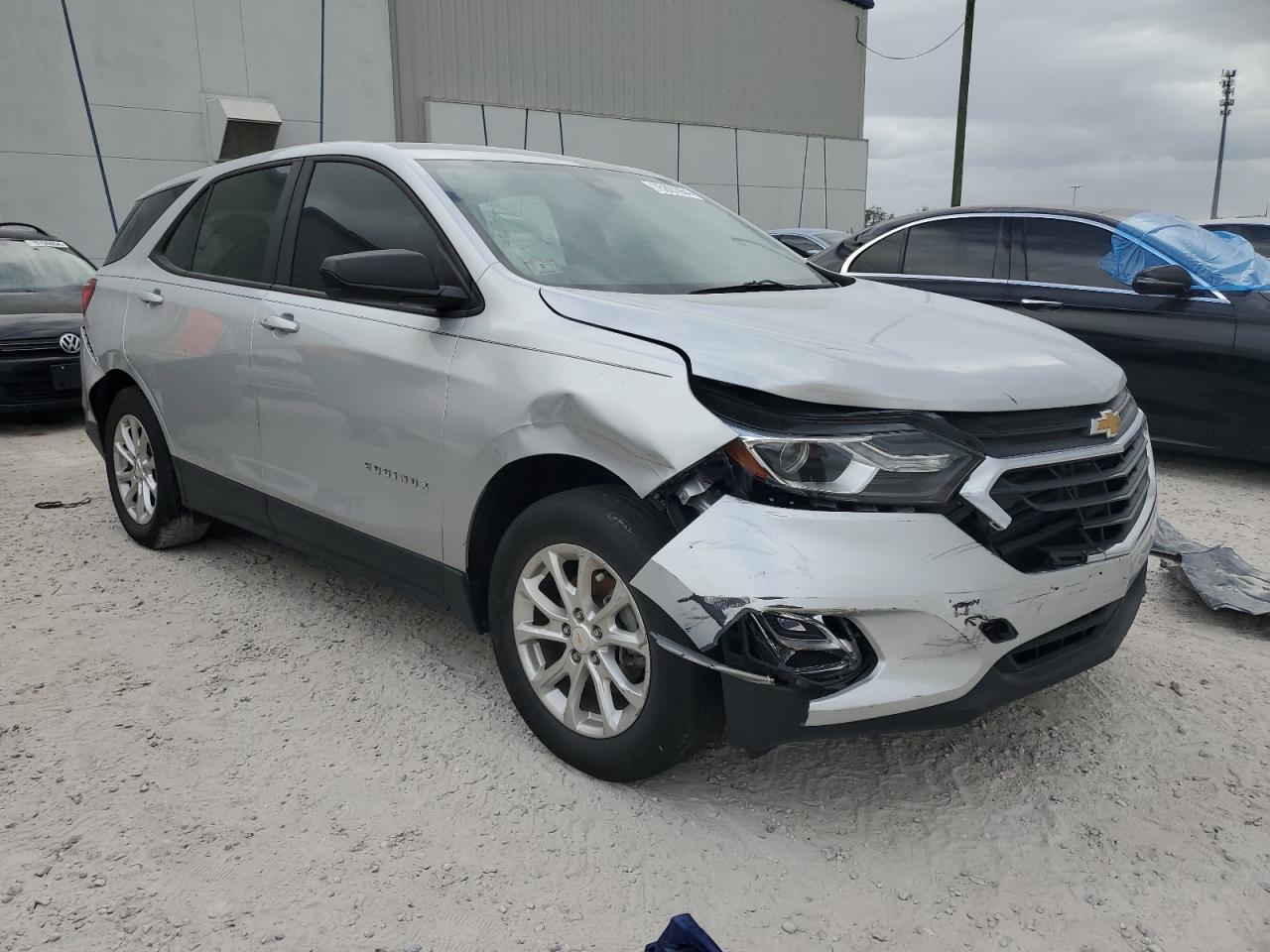 2020 Chevrolet Equinox VIN 2GNAXHEV5L6176953 Copart auction photo, front end / rear end damage thumbnail 4