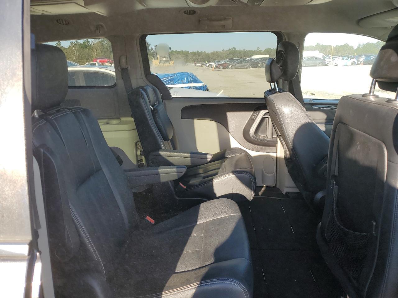 2016 Chrysler Town & Country VIN 2C4RC1BG4GR296445 Copart auction photo, side / front end damage thumbnail 11
