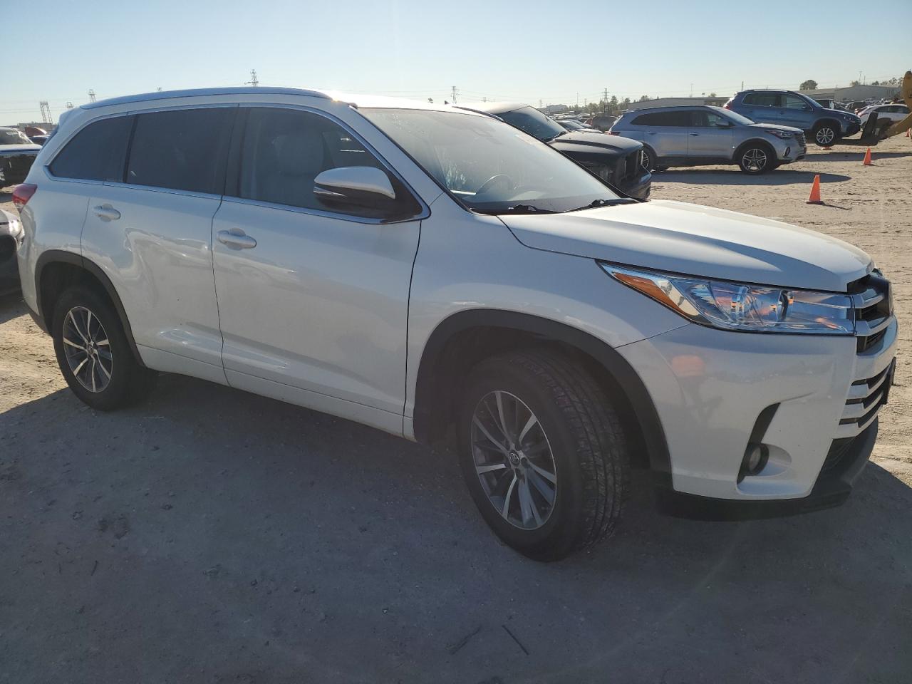 2018 Toyota Highlander VIN 5TDKZRFHXJS527073 Copart auction photo, front end / all over damage thumbnail 4
