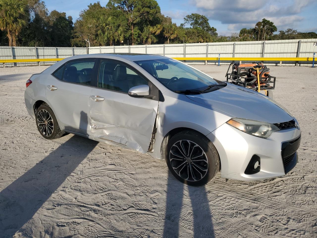 2016 Toyota Corolla VIN 2T1BURHE7GC601729 Copart auction photo, side / minor dent/scratches damage thumbnail 4