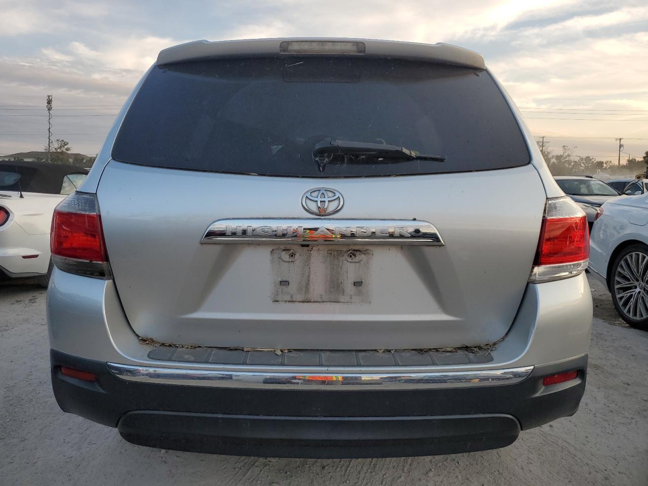 2011 Toyota Highlander VIN 5TDZK3EHXBS040880 Copart auction photo, water/flood damage thumbnail 6