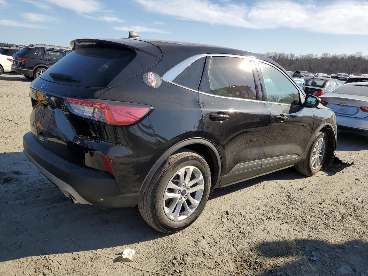 2022 Ford Escape VIN 1FMCU0G61NUB15035 Copart auction photo, front end / side damage thumbnail 3