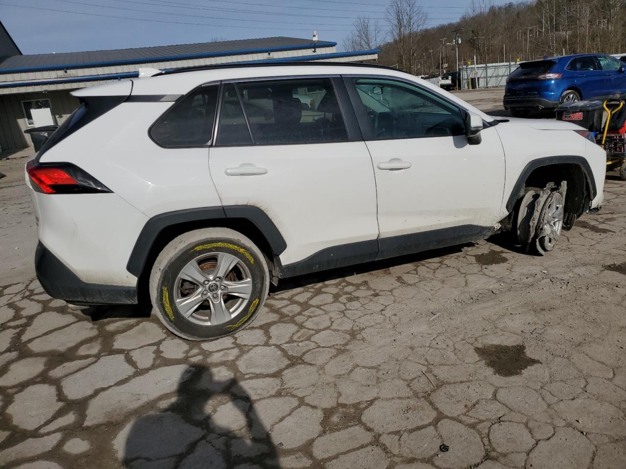 2021 Toyota RAV 4 VIN 2T3P1RFV9MW156669 Copart auction photo, front end / undercarriage damage thumbnail 3