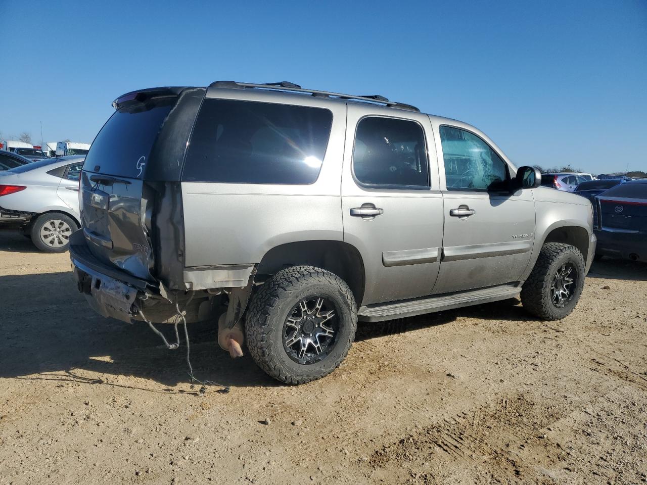 2007 GMC Yukon VIN 1GKFK13027R245012 Copart auction photo, rear end / minor dent/scratches damage thumbnail 3