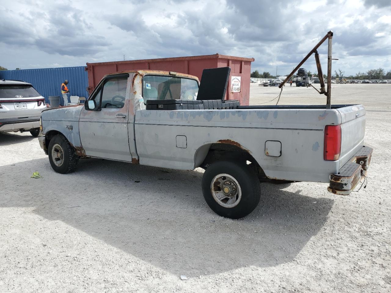 1992 Ford F-150 VIN 1FTDF15Y2NLB00580 Copart auction photo, water/flood damage thumbnail 2