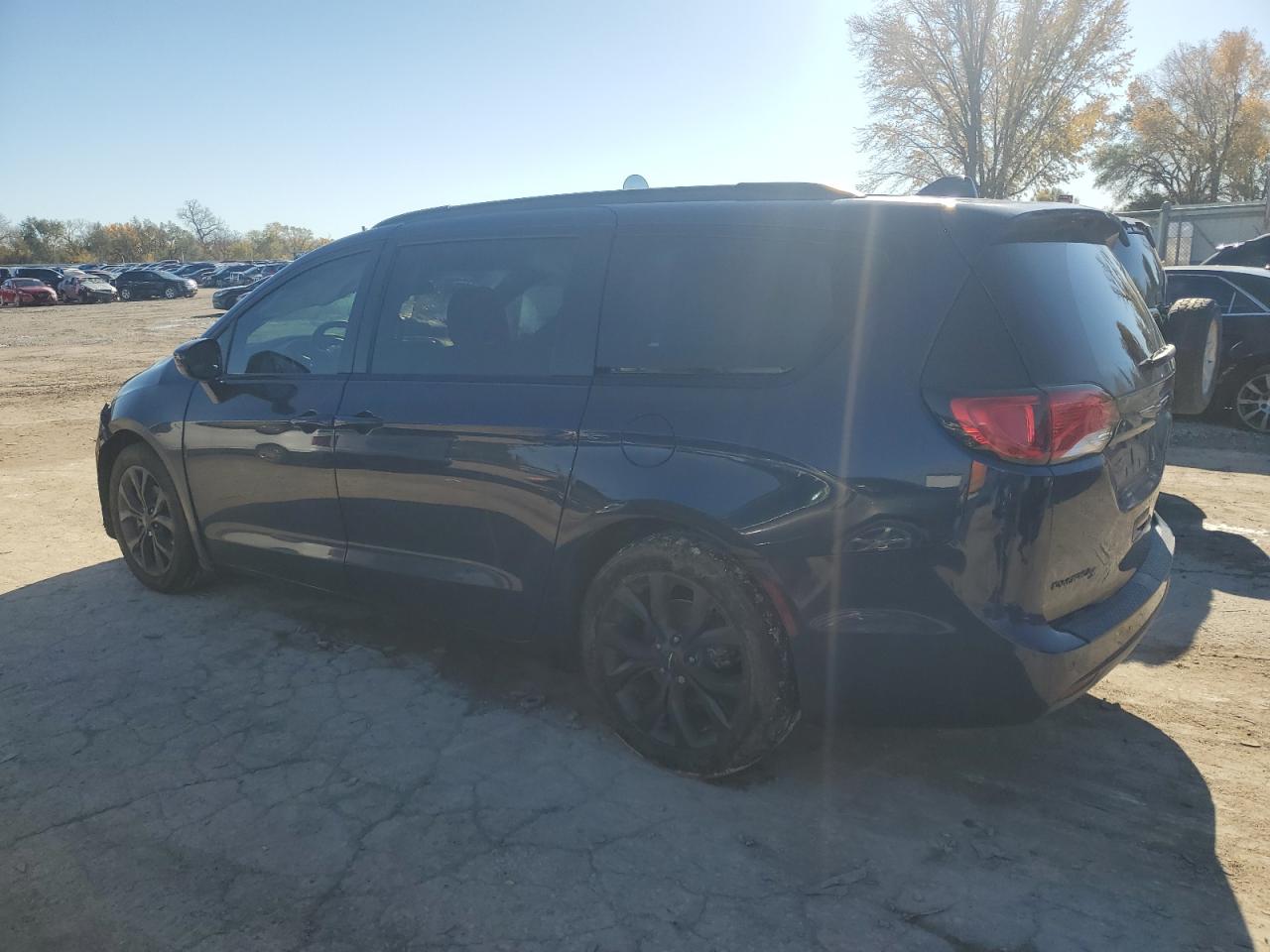 2018 Chrysler Pacifica VIN 2C4RC1BG9JR261133 Copart auction photo, front end damage thumbnail 2