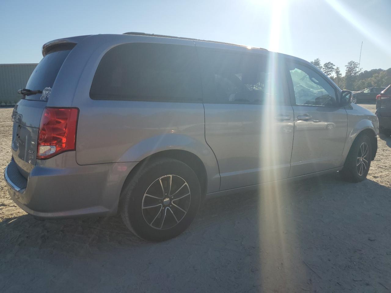2018 Dodge Caravan VIN 2C4RDGEG0JR319089 Copart auction photo, front end / minor dent/scratches damage thumbnail 3