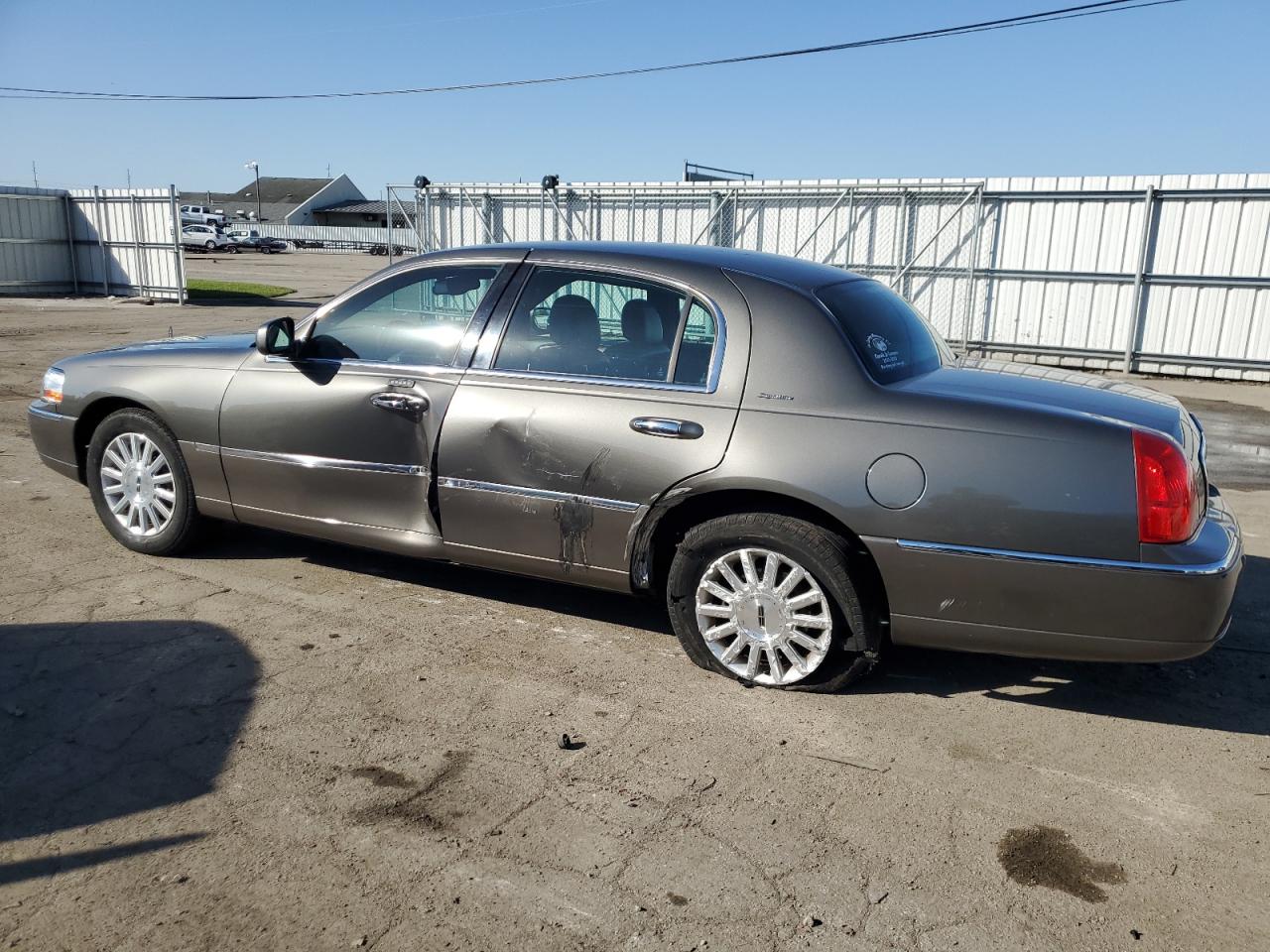 2004 Lincoln Town Car VIN 1LNHM81W14Y614647 Copart auction photo, side / mechanical damage thumbnail 2