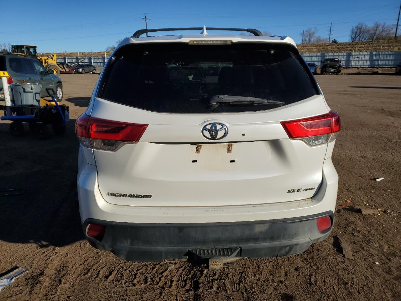 2017 Toyota Highlander VIN 5TDJZRFH8HS420884 Copart auction photo, front end damage thumbnail 6