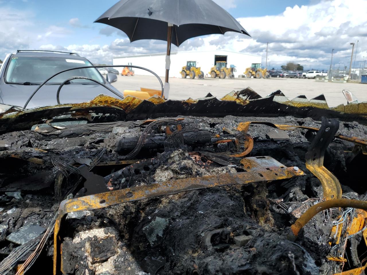 2002 GMC Yukon VIN 1GKFK16T42J116430 Copart auction photo, burn damage thumbnail 9
