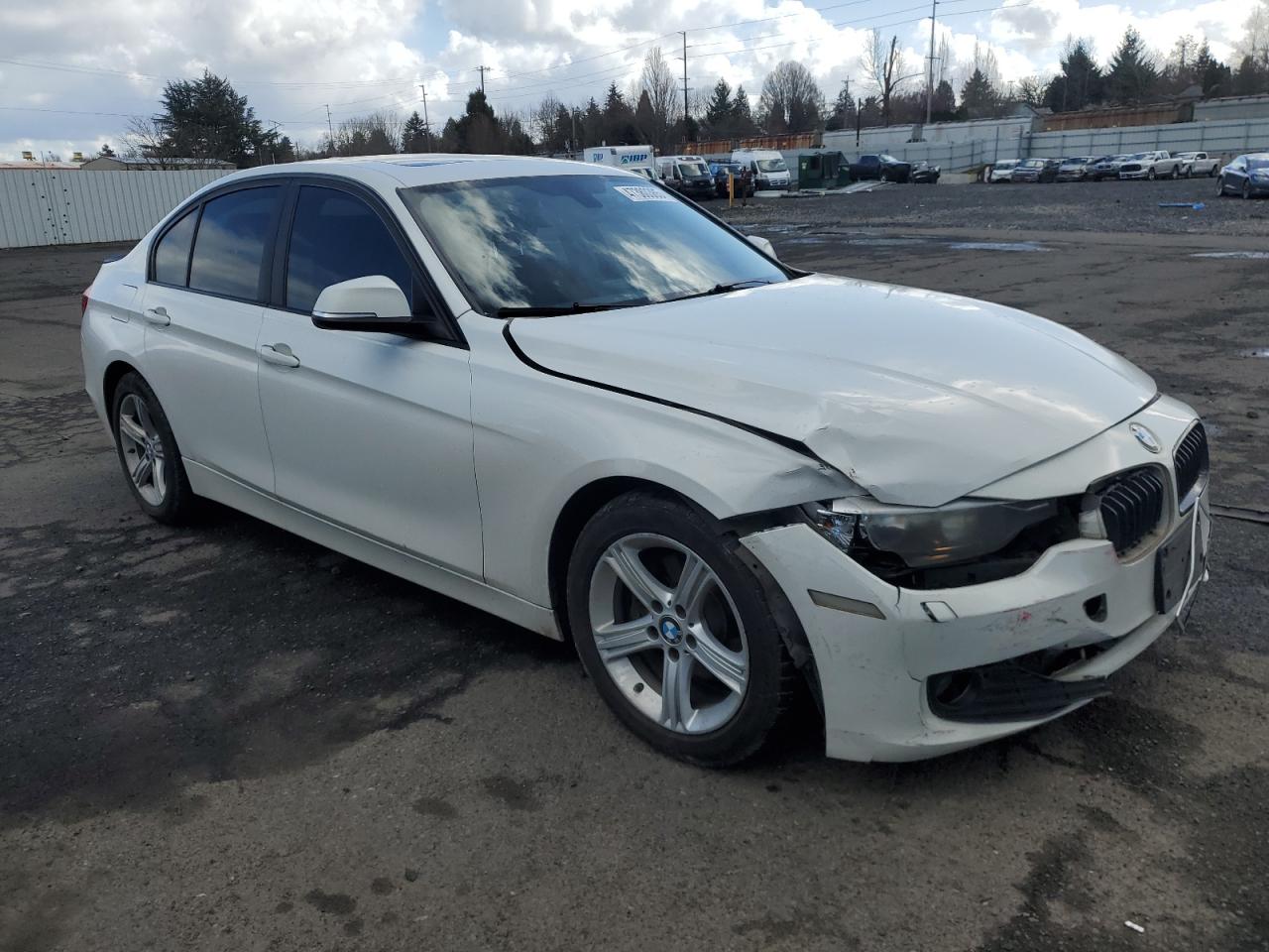 2013 BMW 3er VIN WBA3C3C54DF981883 Copart auction photo, front end damage thumbnail 4