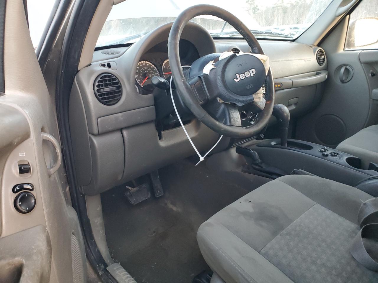 2005 Jeep Liberty (North America) VIN 1J4GL48K45W553526 Copart auction photo, side / front end damage thumbnail 8