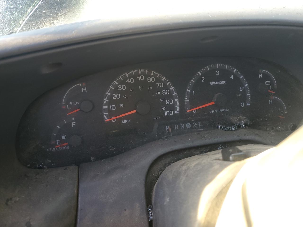 2000 Ford Expedition VIN 1FMRU1668YLA68761 Copart auction photo, all over damage thumbnail 9