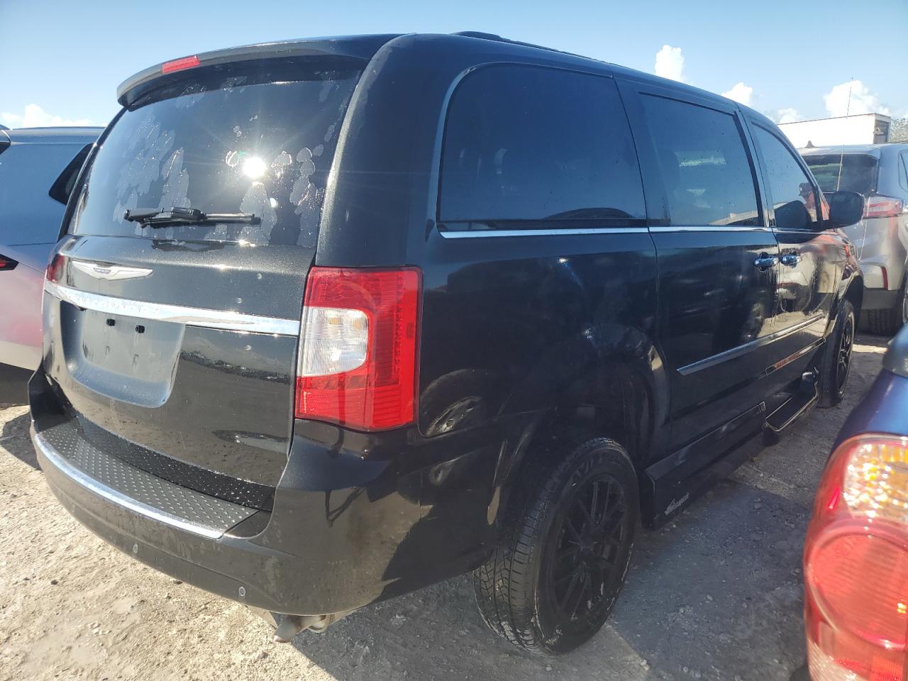 2016 Chrysler Town & Country VIN 2C4RC1BG7GR261446 Copart auction photo, water/flood / minor dent/scratches damage thumbnail 3
