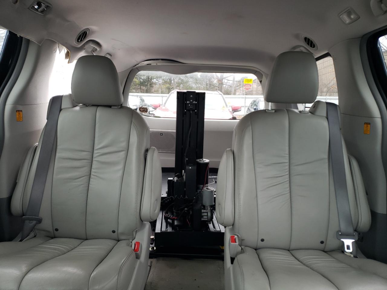 2011 Toyota Sienna VIN 5TDDK3DC8BS027934 Copart auction photo, side / front end damage thumbnail 10