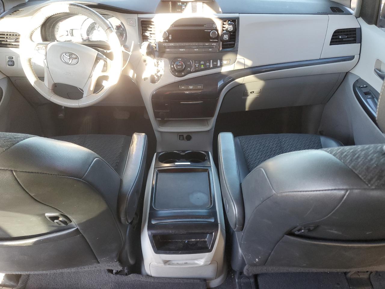 2011 Toyota Sienna VIN 5TDXK3DC5BS053792 Copart auction photo, rear end / front end damage thumbnail 8