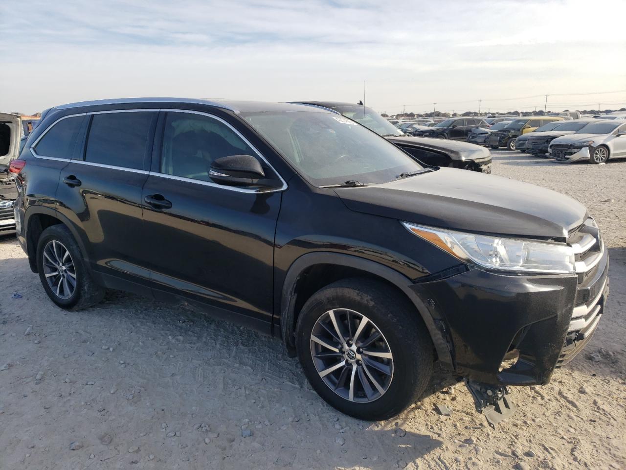 2019 Toyota Highlander VIN 5TDKZRFH0KS335761 Copart auction photo, front end / minor dent/scratches damage thumbnail 4