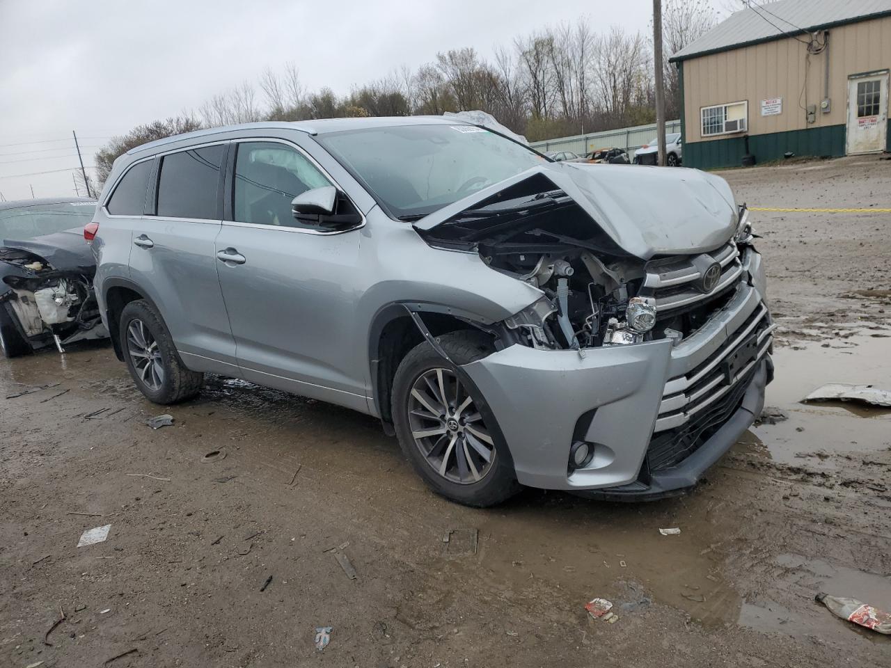 2017 Toyota Highlander VIN 5TDJZRFH8HS408315 Copart auction photo, front end damage thumbnail 4