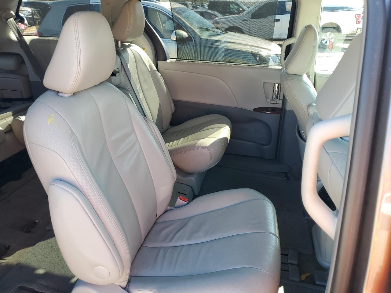 2014 Toyota Sienna VIN 5TDYK3DC5ES413135 Copart auction photo, front end / minor dent/scratches damage thumbnail 11