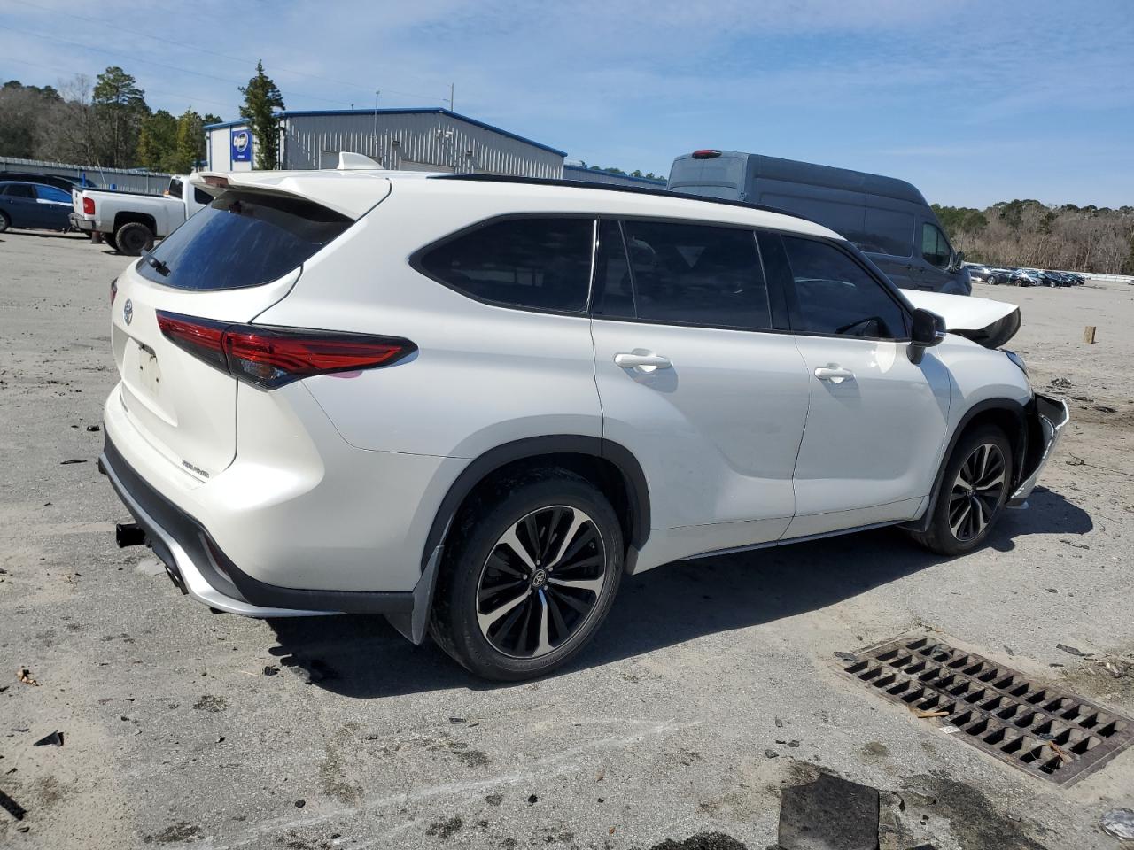 2021 Toyota Highlander VIN 5TDLZRBH3MS116161 Copart auction photo, front end damage thumbnail 3