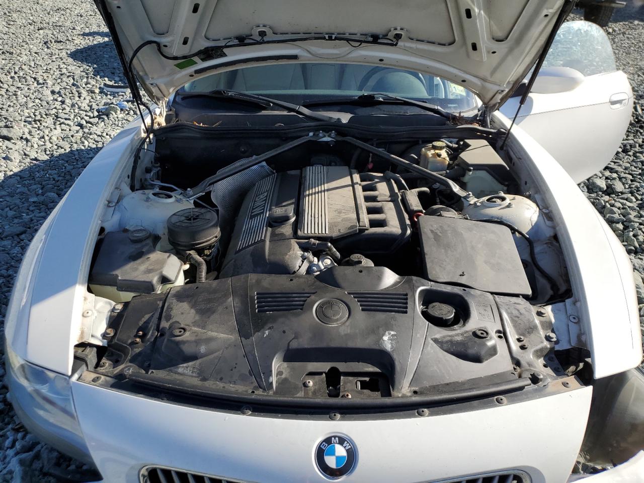 2005 BMW Z4 VIN 4USBT53555LU10880 Copart auction photo, front end damage thumbnail 11