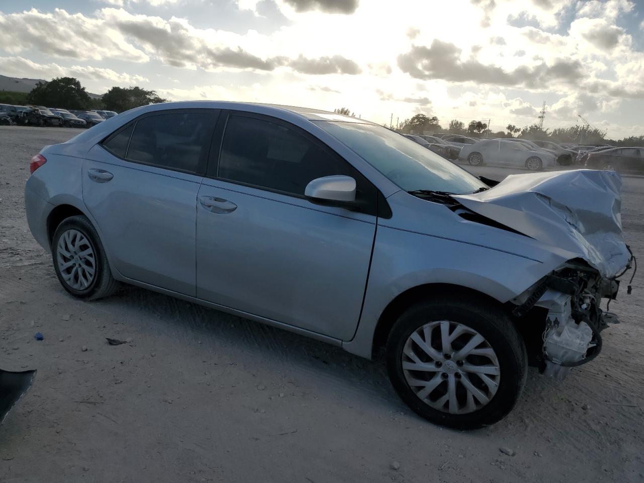 2018 Toyota Corolla VIN 5YFBURHE9JP780427 Copart auction photo, front end / minor dent/scratches damage thumbnail 4