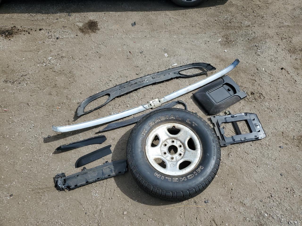 2000 Chevrolet Silverado VIN 1GCEC14T8YZ117212 Copart auction photo, front end damage thumbnail 14