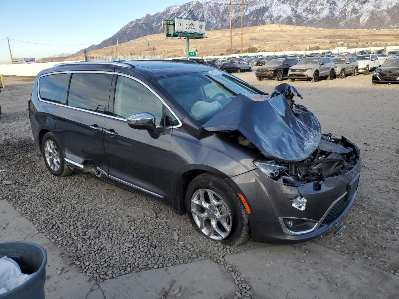 2019 Chrysler Pacifica VIN 2C4RC1GG0KR551819 Copart auction photo, front end / side damage thumbnail 4