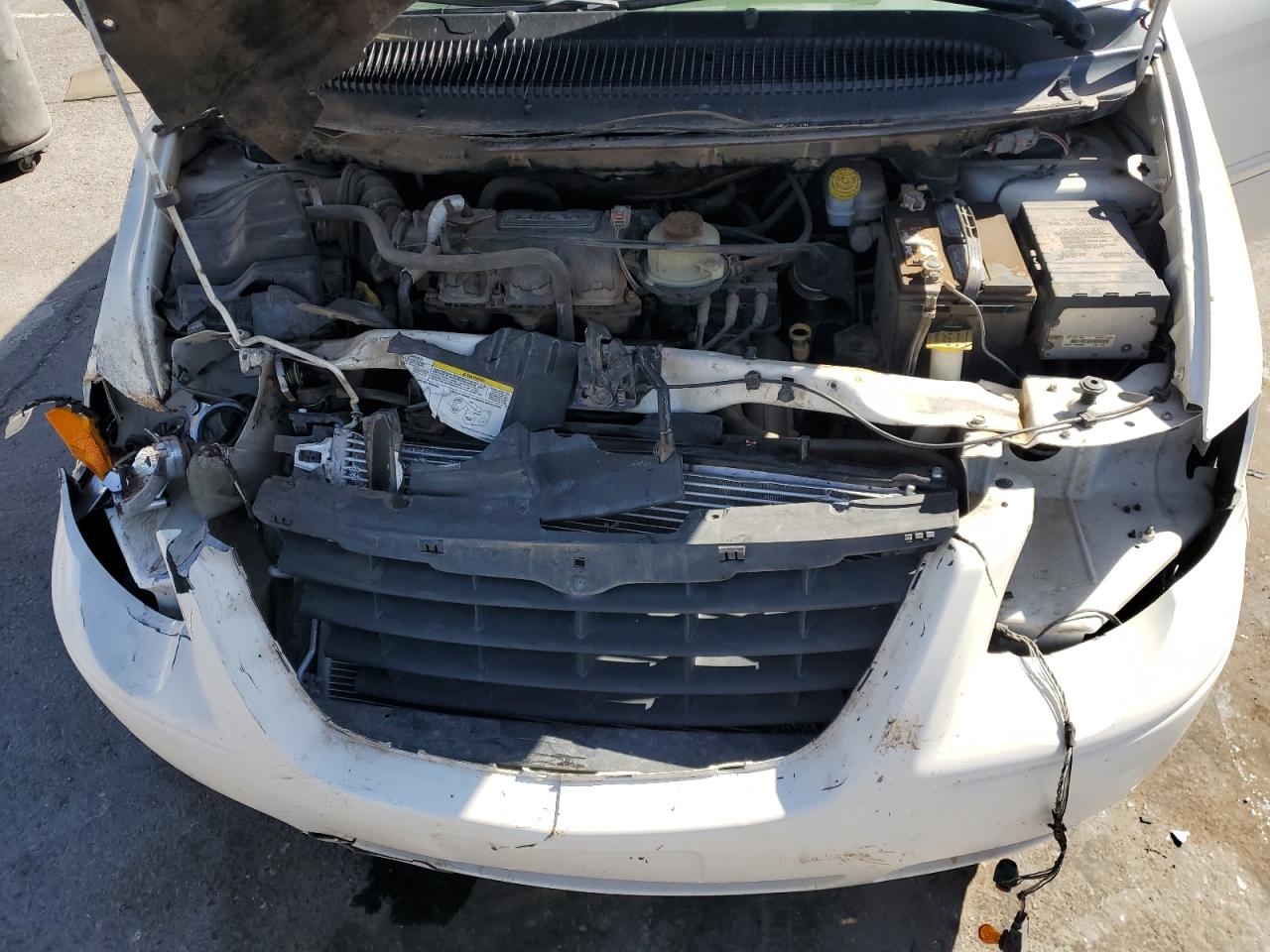 2005 Chrysler Town & Country VIN 2C4GP54L15R395377 Copart auction photo, front end damage thumbnail 14