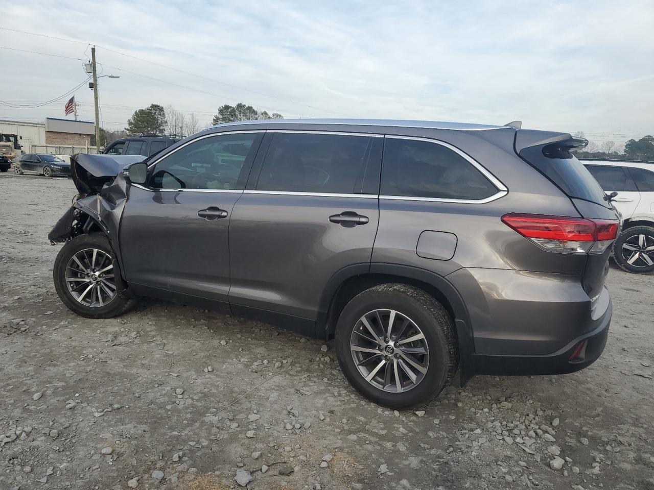 2019 Toyota Highlander VIN 5TDJZRFH9KS988861 Copart auction photo, front end damage thumbnail 2