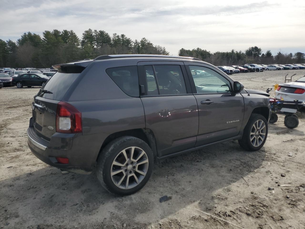 2016 Jeep Compass VIN 1C4NJDEB8GD724218 Copart auction photo, front end / minor dent/scratches damage thumbnail 3