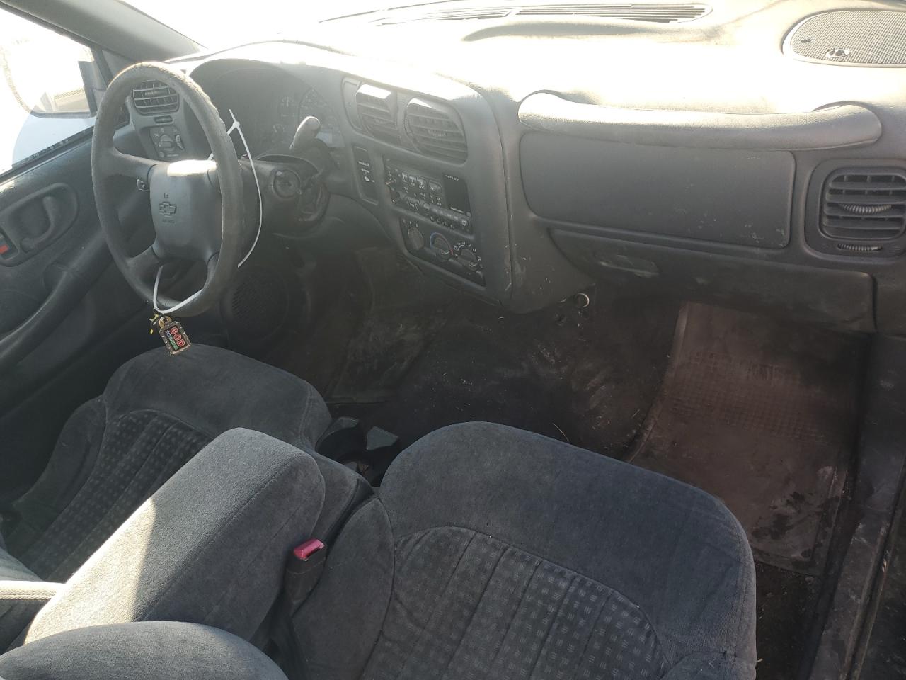 2001 Chevrolet S-10 Pickup VIN 1GCCS14501K135469 Copart auction photo, side damage thumbnail 8