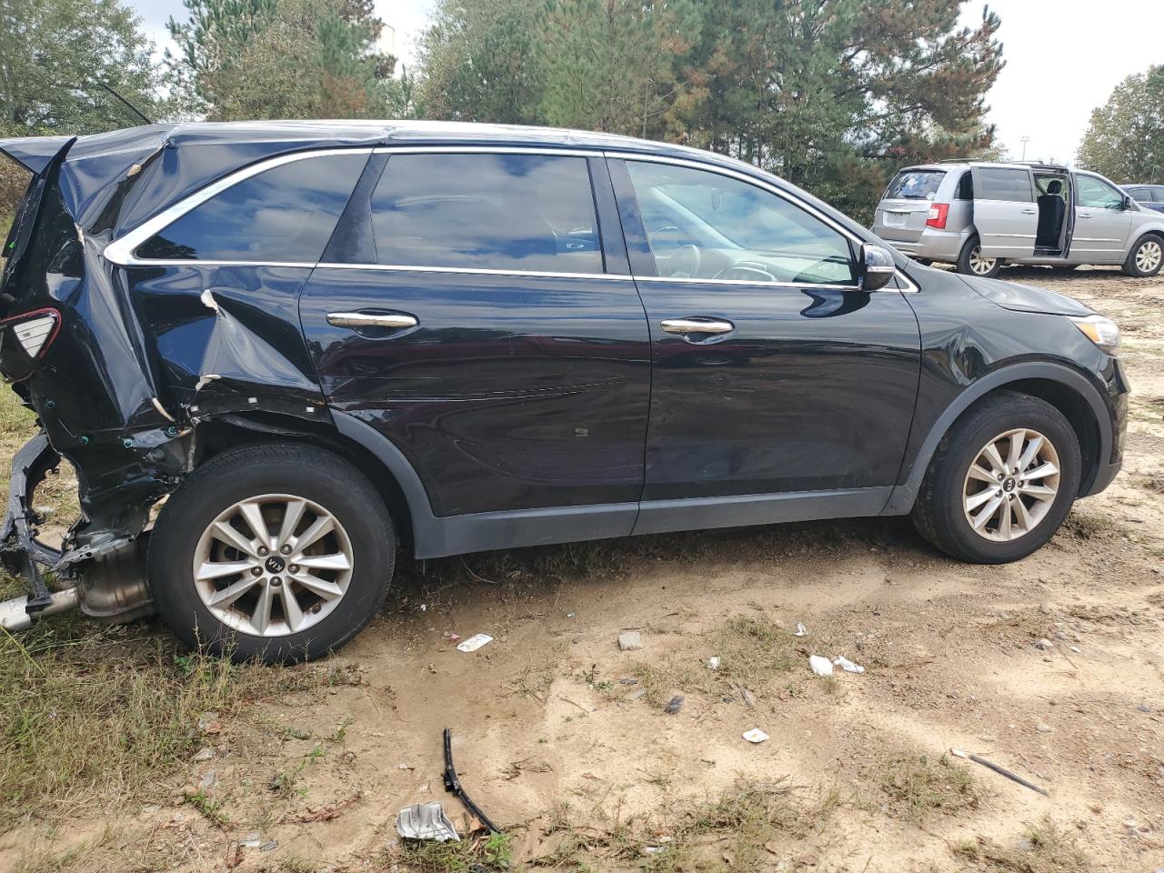 2019 KIA Sorento VIN 5XYPG4A37KG582864 Copart auction photo, rear end damage thumbnail 3