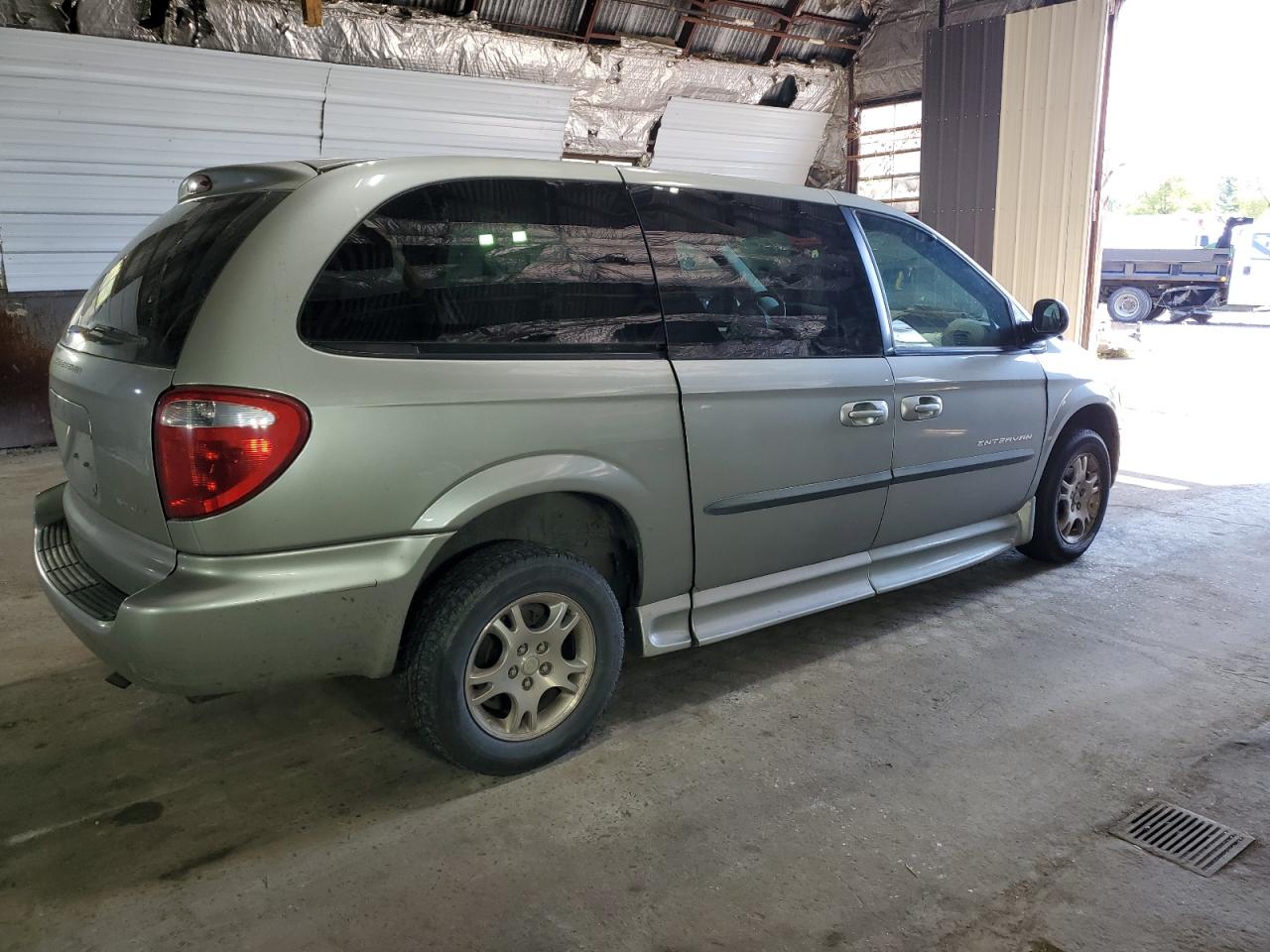 2003 Dodge Caravan VIN 2D4GP44LX3R186598 Copart auction photo, front end / side damage thumbnail 3