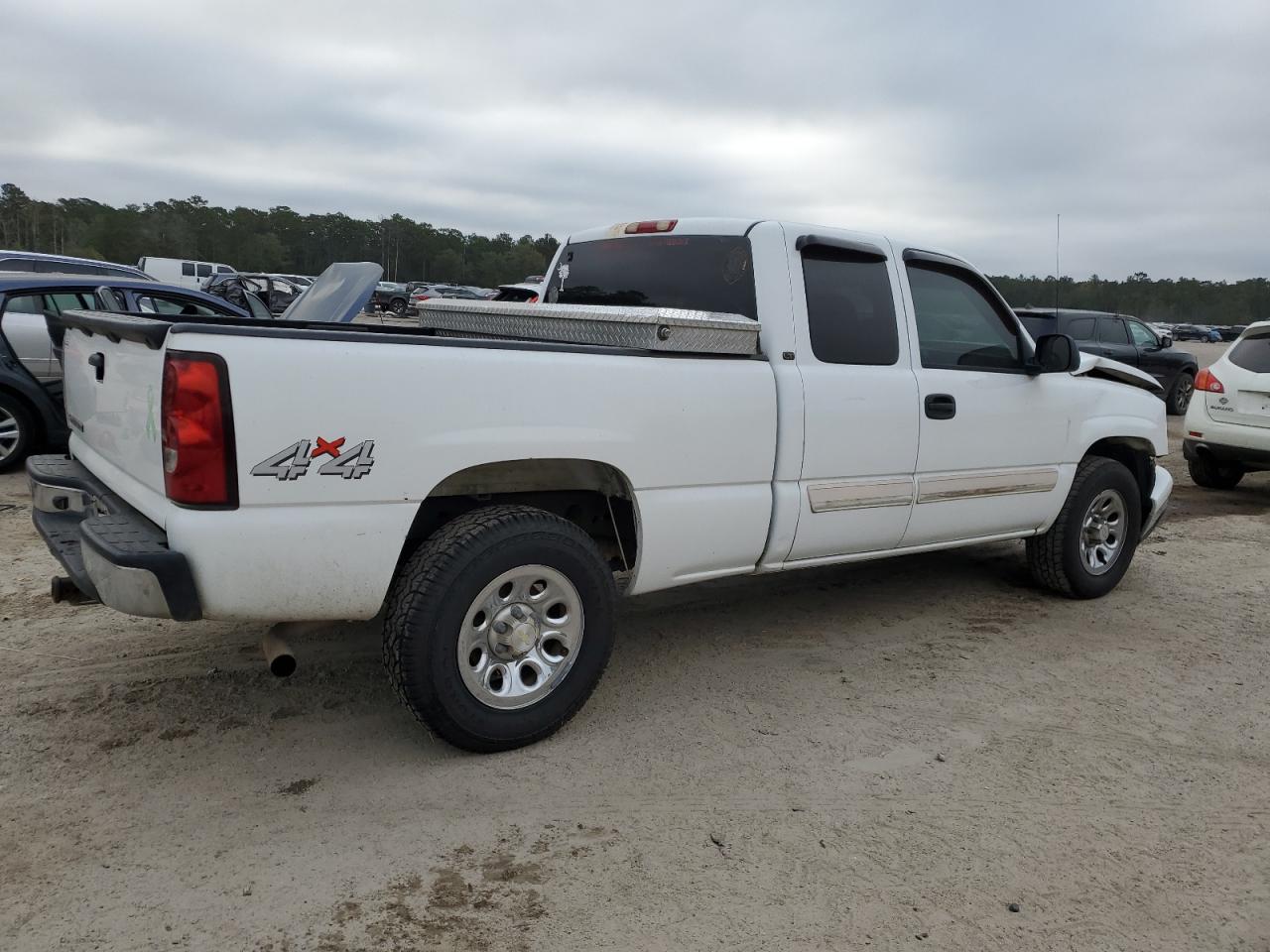 2006 Chevrolet Silverado VIN 2GCEK19V161113389 Copart auction photo, front end damage thumbnail 3