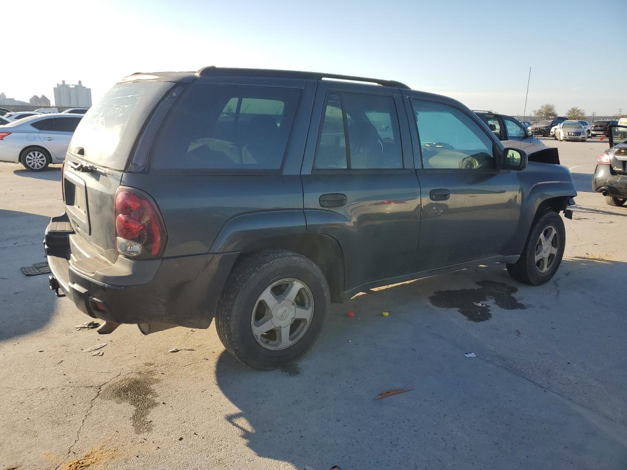 2005 Chevrolet TrailBlazer VIN 1GNDS13S852385132 Copart auction photo, front end damage thumbnail 3