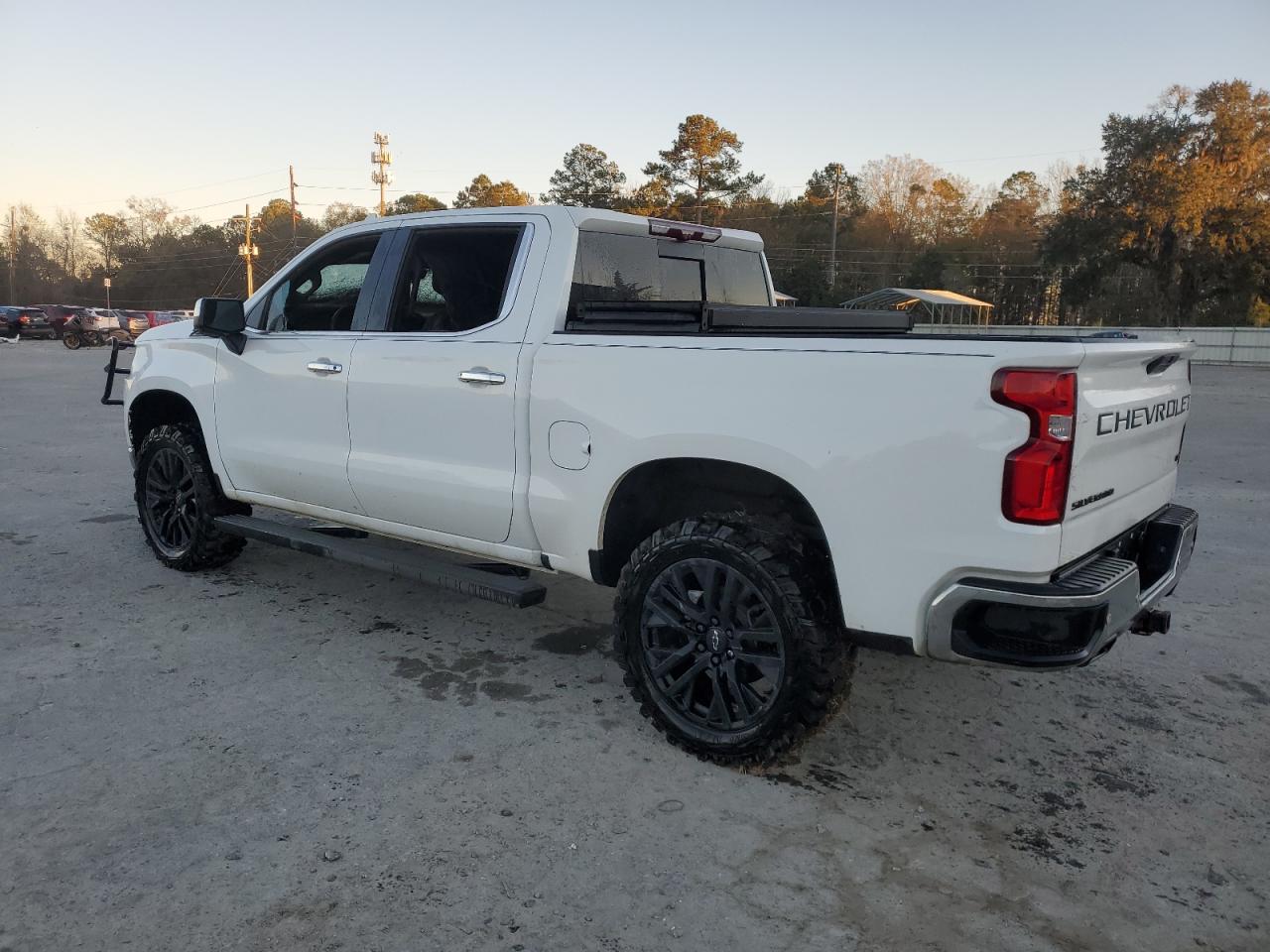 2020 Chevrolet Silverado VIN 1GCUYGEL5LZ101671 Copart auction photo, burn - interior damage thumbnail 2