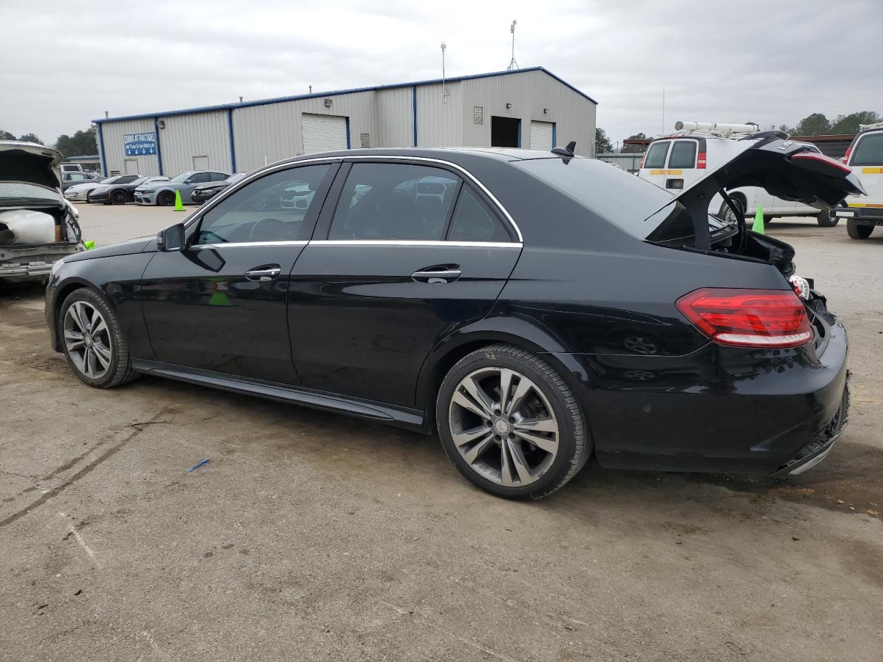 2015 Mercedes-Benz E-klasse VIN WDDHF5KB0FB128075 Copart auction photo, rear end damage thumbnail 2