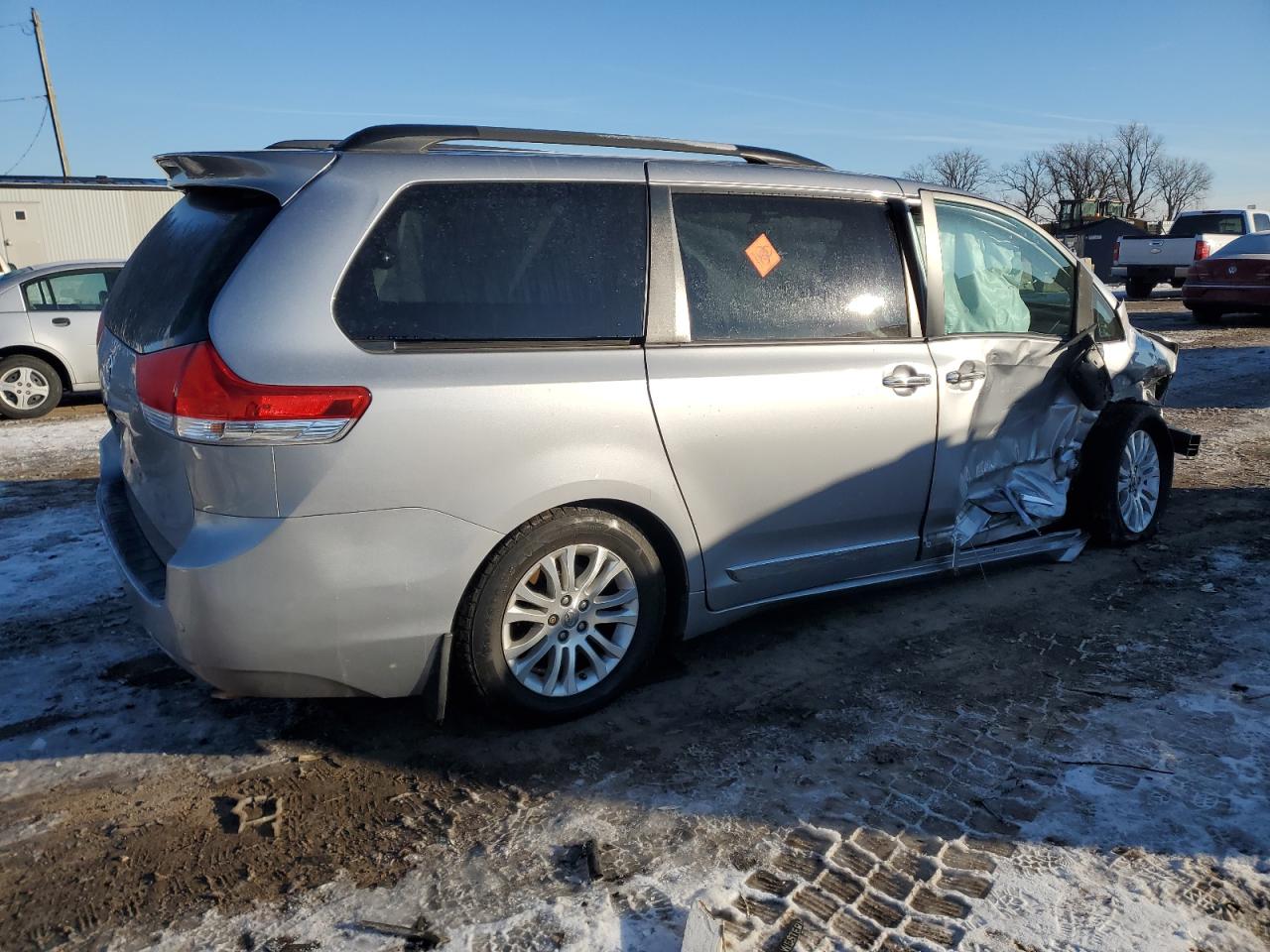 2013 Toyota Sienna VIN 5TDYK3DC3DS334044 Copart auction photo, front end / side damage thumbnail 3