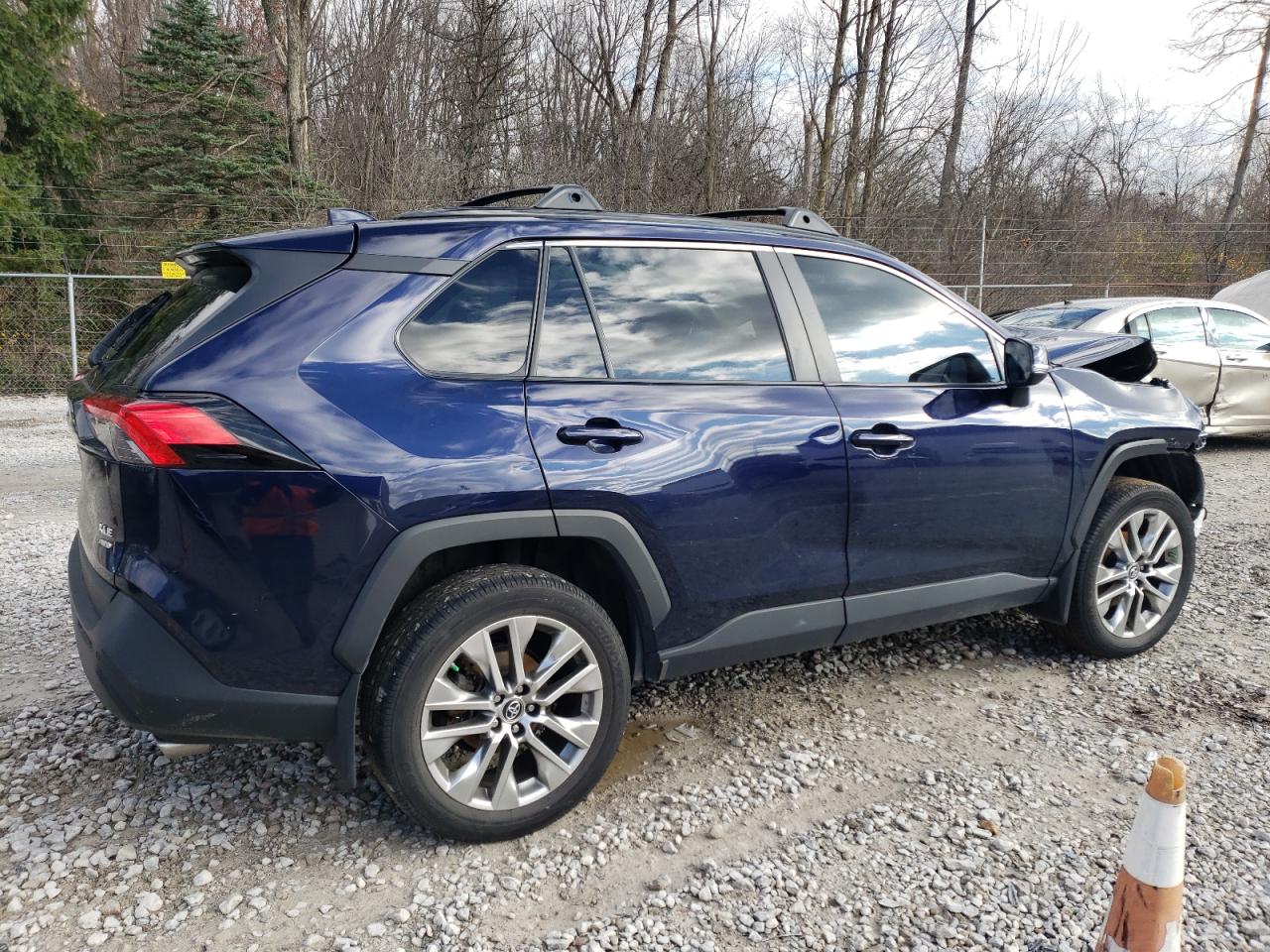 2019 Toyota RAV 4 VIN 2T3A1RFV9KW054758 Copart auction photo, front end damage thumbnail 3