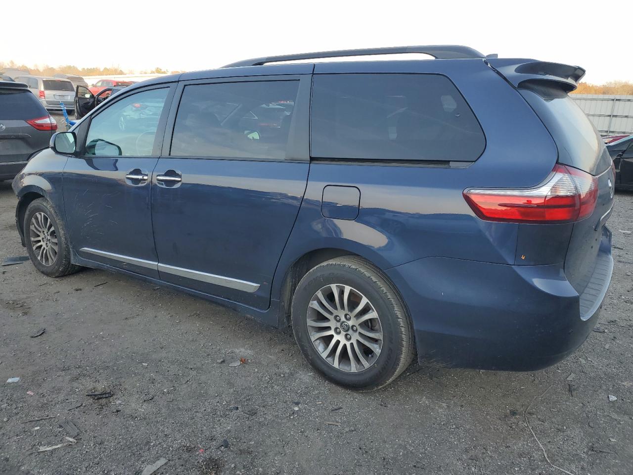 2020 Toyota Sienna VIN 5TDYZ3DC5LS052000 Copart auction photo, front end damage thumbnail 2