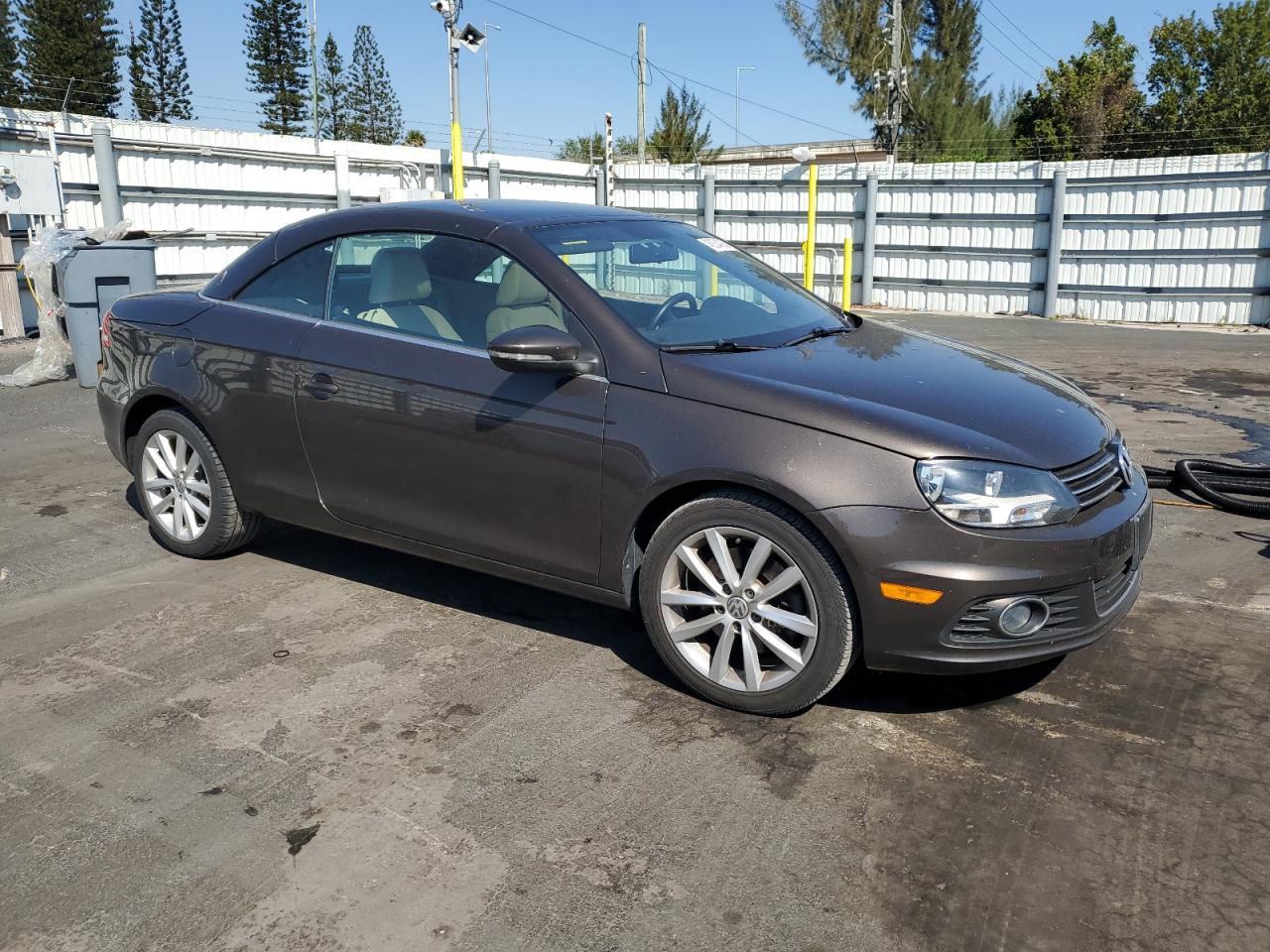 2016 Volkswagen Eos VIN WVWBW8AHXGV000501 Copart auction photo, normal wear damage thumbnail 4