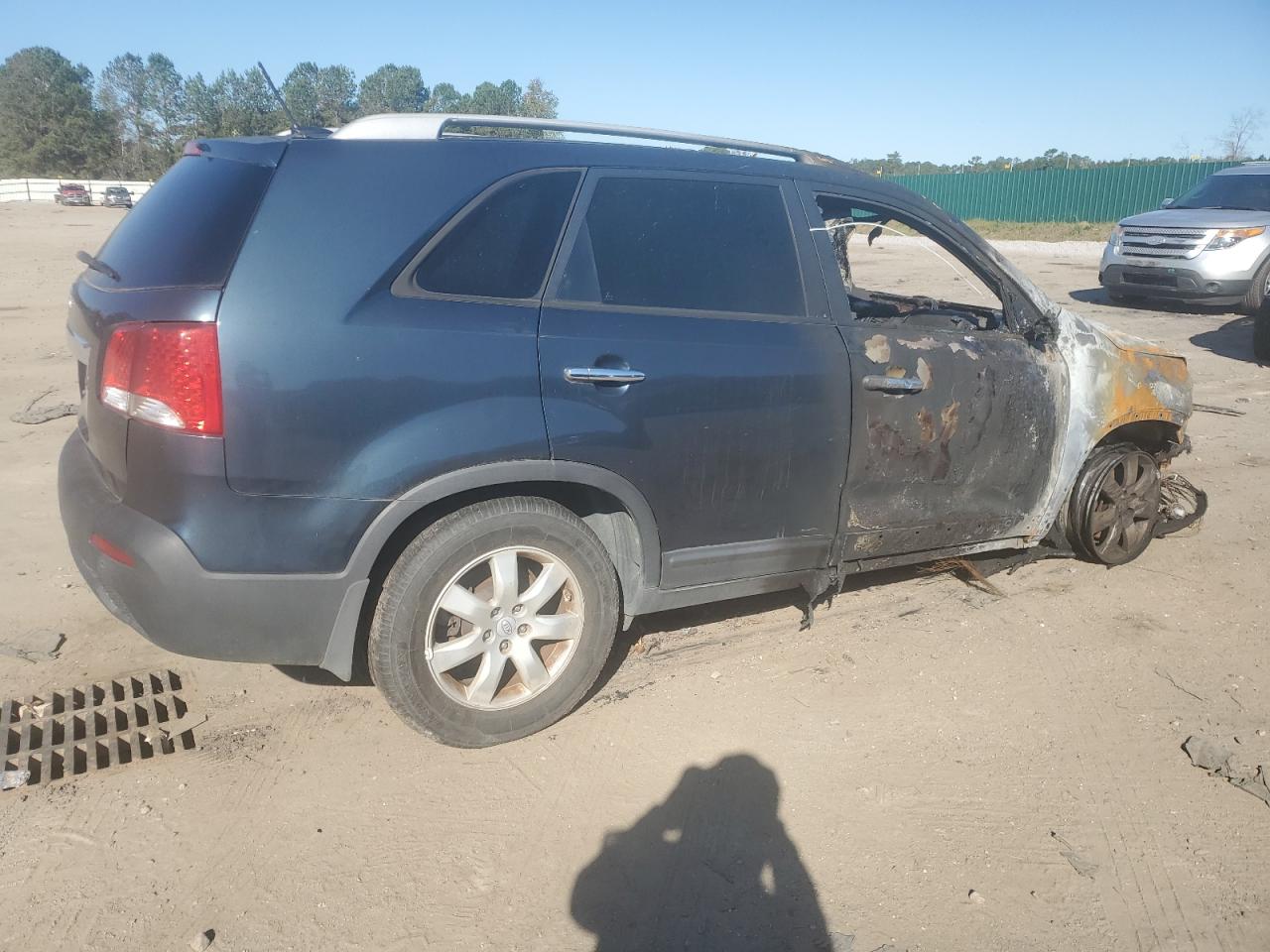 2011 KIA Sorento VIN 5XYKT3A15BG181585 Copart auction photo, burn - engine / burn - interior damage thumbnail 3